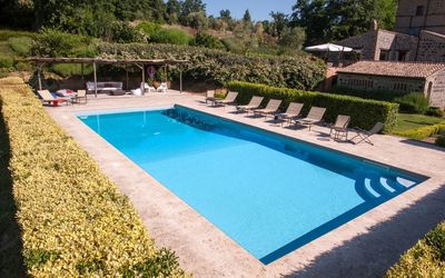 Casale Porano: Schwimmbad, Eigentum, Gras, Haus, Rechteck, Freizeit, Grundeigentum, Villa, Gebäude, Urlaub