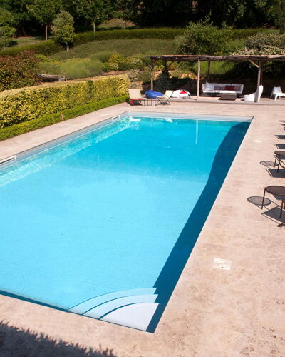 Casale Porano: Schwimmbad, Eigentum, Freizeit, Haus, Grundeigentum, Urlaub, Gras, Rechteck, Villa, Sonnenliege