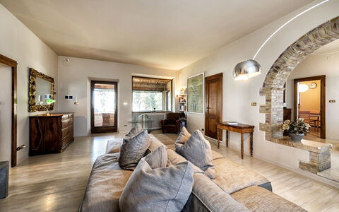 Villa Piazza Della Fortezza: Eigentum, Zimmer, Interior Design, Gebäude, Möbel, Wohnzimmer, Grundeigentum, Haus, Decke, Fussboden