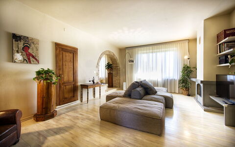 Villa Piazza Della Fortezza: Zimmer, Interior Design, Möbel, Eigentum, Fussboden, Gebäude, Holzboden, Schlafzimmer, Wohnzimmer, Laminatboden