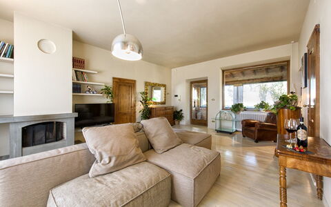 Villa Piazza Della Fortezza: Eigentum, Wohnzimmer, Zimmer, Möbel, Interior Design, Gebäude, Grundeigentum, Zuhause, Haus, Fussboden