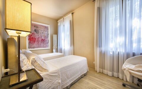 Villa Piazza Della Fortezza: Schlafzimmer, Zimmer, Möbel, Eigentum, Interior Design, Bett, Bettdecke, Gebäude, Bettrahmen, Vorhang