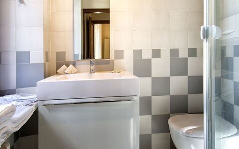 Villa Piazza Della Fortezza: Badezimmer, Fliese, Zimmer, Eigentum, Fussboden, Interior Design, Wand, Keramik, Die Architektur, Armatur