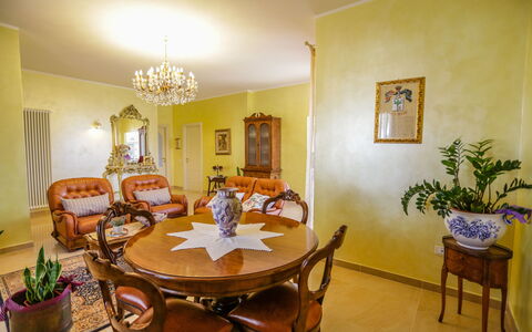 Antonietta: Zimmer, Eigentum, Esszimmer, Interior Design, Möbel, Gebäude, Grundeigentum, Haus, Tabelle, Estate