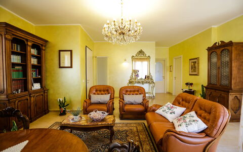 Antonietta: Zimmer, Eigentum, Interior Design, Wohnzimmer, Möbel, Gelb, Grün, Gebäude, Zuhause, Grundeigentum