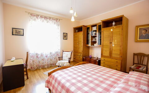 Antonietta: Schlafzimmer, Zimmer, Möbel, Bett, Eigentum, Bettdecke, Bettrahmen, Interior Design, Gebäude, Fussboden