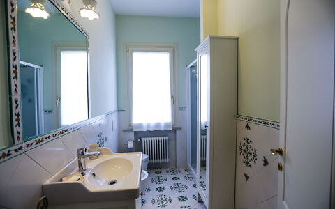 Antonietta: Badezimmer, Zimmer, Eigentum, Gebäude, Haus, Fussboden, Die Architektur, Interior Design, Grundeigentum, Fliese