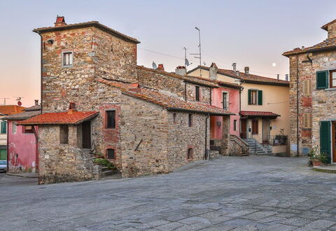 La Miccia: \Stadt, Nachbarschaft, Eigentum, Gebäude, Strasse, Himmel, Haus, Dorf, Menschliche Siedlung, Strasse