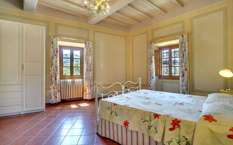 Villa Stolli: Schlafzimmer, Zimmer, Eigentum, Bett, Decke, Möbel, Bettrahmen, Interior Design, Gebäude, Bettdecke