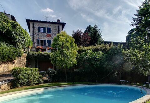 Villa Lucolena: Eigentum, Wasser, Haus, Schwimmbad, Grundeigentum, Zuhause, Himmel, Freizeit, Urlaub, Wohngebiet