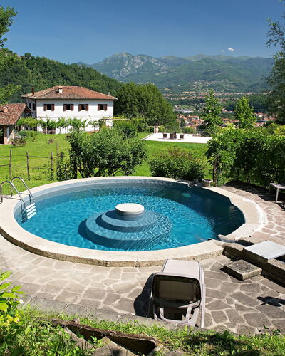 Il Nido In Garfagnana: Schwimmbad, Eigentum, Natürliche Landschaft, Botanik, Estate, Grundeigentum, Freizeit, Haus, Hinterhof, Baum