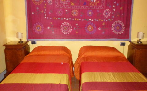 Mulino a Montegonzi Di Rimaggio: Zimmer, Möbel, Eigentum, Schlafzimmer, Bett, Wand, Orange, Interior Design, Textil, Bettdecke