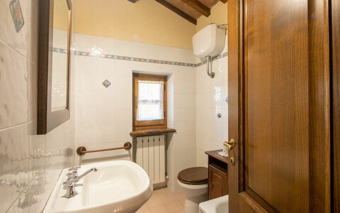 Villa Del Colle: Spiegel, Armatur, Zapfhahn, Eigentum, Gebäude, Badewanne, Sinken, Badezimmer, Holz, Interior Design
