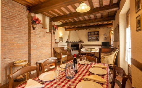 Villa Del Colle: Tabelle, Möbel, Eigentum, Geschirr, Stuhl, Interior Design, Gebäude, Beleuchtung, Grundeigentum, Holz