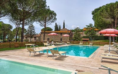 Colonica Al Trasimeno: Schwimmbad, Eigentum, Freizeit, Urlaub, Resort, Grundeigentum, Haus, Gebäude, Wasser, Zuhause
