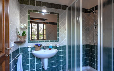 Villa Il Prato: Armatur, Interior Design, Badezimmer, Flooring, Bad Sink, Fussboden, Installation, Beleuchtung, Zapfhahn, Fliese