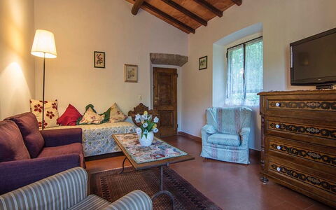 Villa Flora: Zimmer, Eigentum, Möbel, Wohnzimmer, Interior Design, Gebäude, Decke, Zuhause, Haus, Grundeigentum