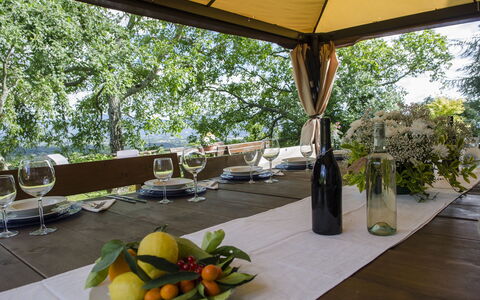 Villa Flora: Eigentum, Grundeigentum, Veranda, Terrasse, Gebäude, Zimmer, Resort, Schatten, Urlaub, Haus