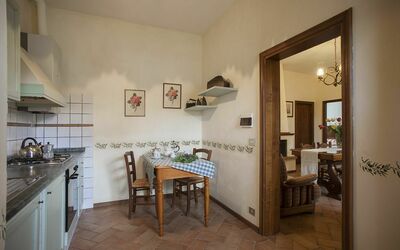 Corte Cappella 2: Eigentum, Zimmer, Gebäude, Möbel, Fussboden, Interior Design, Haus, Decke, Grundeigentum, Küche