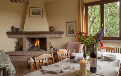 Loggia Cappella 1: Zimmer, Eigentum, Wohnzimmer, Interior Design, Möbel, Zuhause, Haus, Tabelle, Gebäude, Kamin