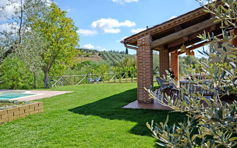 Il Fienile Di Giovanna: Eigentum, Haus, Grundeigentum, Gras, Zuhause, Gebäude, Botanik, Garten, Baum, Garten