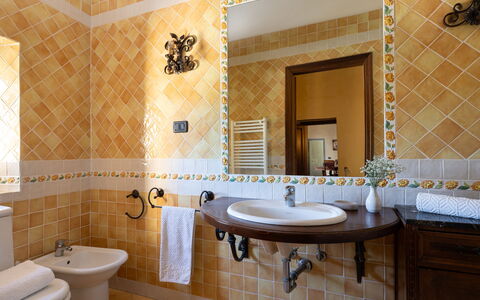 Villa Sieve: Flooring, Interior Design, Armatur, Fussboden, Badezimmer, Fliese, Zapfhahn, Installation, Beleuchtung, Sinken