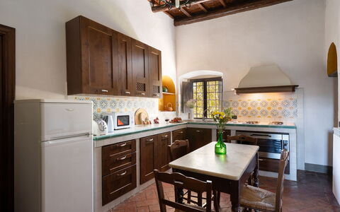 Villa Sieve: Möbel, Interior Design, Küche, Flooring, Holz, Countertop, Küchengerät, Decke, Cabinetry, Fussboden
