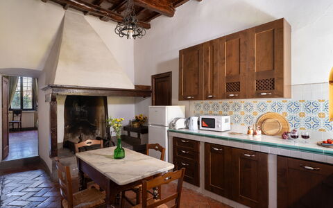 Villa Sieve: Möbel, Interior Design, Flooring, Holz, Decke, Zimmer, Fussboden, Küche, Beleuchtung, Tabelle