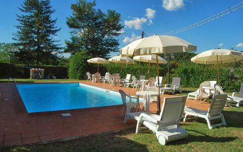 Villa Sieve: Schwimmbad, Eigentum, Grundeigentum, Hinterhof, Gebäude, Haus, Freizeit, Gartenmöbel, Resort, Sonnenliege