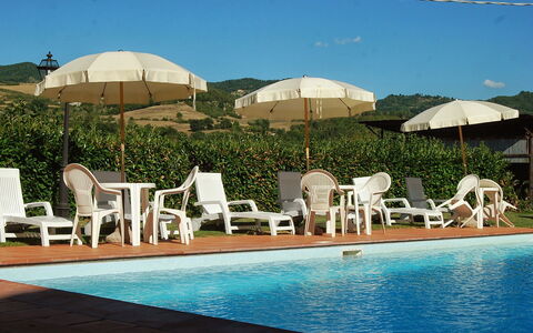 Villa Sieve: Schwimmbad, Resort, Eigentum, Urlaub, Freizeit, Haus, Grundeigentum, Sonnenliege, Gebäude, Gartenmöbel