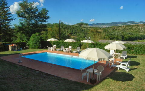 Villa Sieve: Schwimmbad, Eigentum, Grundeigentum, Freizeit, Gras, Haus, Gebäude, Urlaub, Villa, Resort