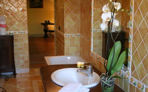 Villa Sieve: Badezimmer, Fliese, Eigentum, Zimmer, Fussboden, Interior Design, Armatur, Keramik, Wand, Flooring