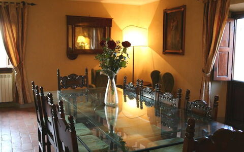 Villa Sieve: Eigentum, Zimmer, Esszimmer, Gebäude, Tabelle, Interior Design, Grundeigentum, Möbel, Haus, Restaurant