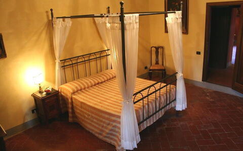 Villa Sieve: Bett, Möbel, Zimmer, Schlafzimmer, Bettrahmen, Eigentum, Hartholz, Four-Poster, Himmelbett, Fussboden