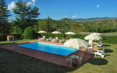 Villa Sieve: Schwimmbad, Eigentum, Grundeigentum, Freizeit, Gras, Haus, Gebäude, Urlaub, Villa, Resort