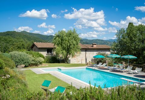 Podere Schignano: Pflanze, Wolke, Wasser, Himmel, Möbel, Gebäude, Schwimmbad, Grün, Baum, Die Architektur