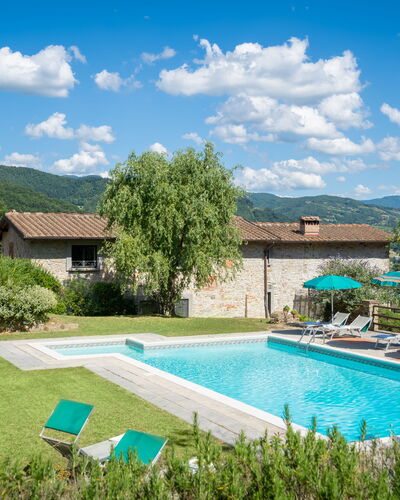 Podere Schignano: Pflanze, Wolke, Wasser, Himmel, Möbel, Gebäude, Schwimmbad, Grün, Baum, Die Architektur