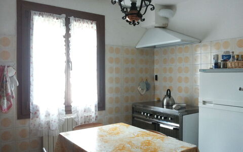 Appartamento Porretta Terme: Countertop, Zimmer, Eigentum, Möbel, Decke, Fussboden, Interior Design, Fliese, Küche, Gebäude