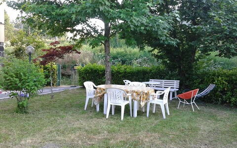 Appartamento Porretta Terme: Eigentum, Garten, Tabelle, Haus, Hinterhof, Garten, Gras, Hütte, Baum, Grundeigentum