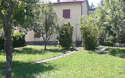 Appartamento Porretta Terme: Eigentum, Garten, Haus, Hinterhof, Grundeigentum, Zuhause, Grundstueck, Rasen, Baum, Gras