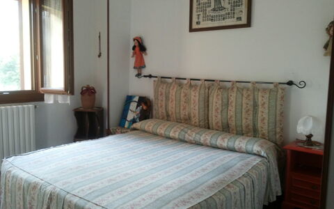 Appartamento Porretta Terme: Schlafzimmer, Bett, Möbel, Zimmer, Bettdecke, Eigentum, Bedding, Matratze, Bettrahmen, Fussboden