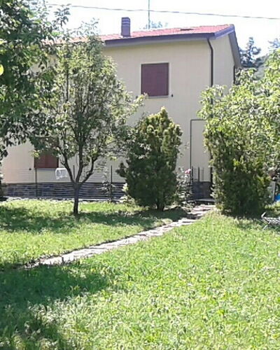 Appartamento Porretta Terme: Eigentum, Garten, Haus, Hinterhof, Grundeigentum, Zuhause, Grundstueck, Rasen, Baum, Gras
