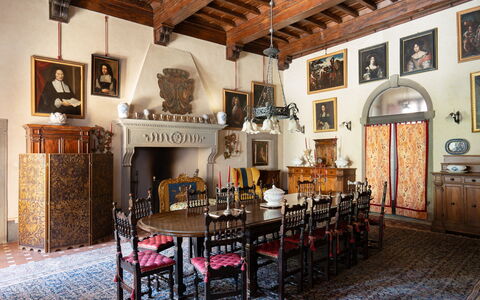 Villa Paola: Möbel, Interior Design, Tabelle, Beleuchtung, Bilderrahmen, Flooring, Stuhl, Esszimmer, Decke, Zimmer