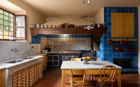 Villa Paola: Küche, Interior Design, Flooring, Holz, Möbel, Countertop, Fussboden, Beleuchtung, Küchengerät, Decke