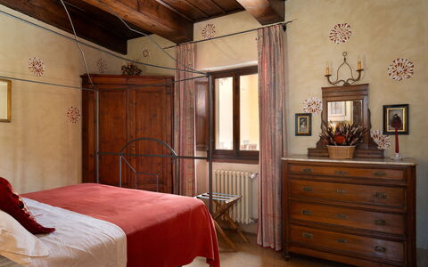 Villa Paola: Möbel, Interior Design, Wand, Schlafzimmer, Holz, Bett, Flooring, Decke, Zimmer, Fussboden