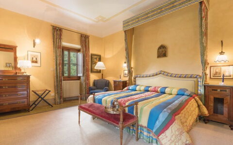 Villa Paola: Schlafzimmer, Zimmer, Möbel, Bett, Eigentum, Bettrahmen, Interior Design, Bettdecke, Gebäude, Grundeigentum