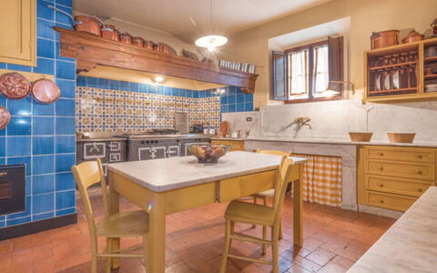 Villa Paola: Eigentum, Zimmer, Möbel, Gebäude, Countertop, Küche, Cabinetry, Interior Design, Grundeigentum, Fliese