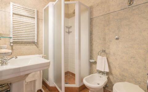 Villa Paola: Badezimmer, Eigentum, Zimmer, Wand, Toilette, Armatur, Interior Design, Fliese, Fussboden, Bad Zubehör