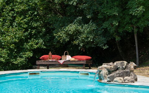 Villa Paola: Schwimmbad, Freizeit, Gartenmöbel, Möbel, Resort, Erholung, Schatten, Water Feature, Garten, Hinterhof