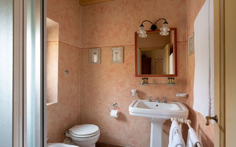 Villa Paola: Bad Sink, Badezimmer, Armatur, Wand, Sinken, Interior Design, Zapfhahn, Flooring, Installation, Fussboden